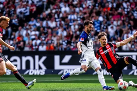 الدوري الألماني.. آينتراخت فرانكفورت يسقط أمام هامبورج
